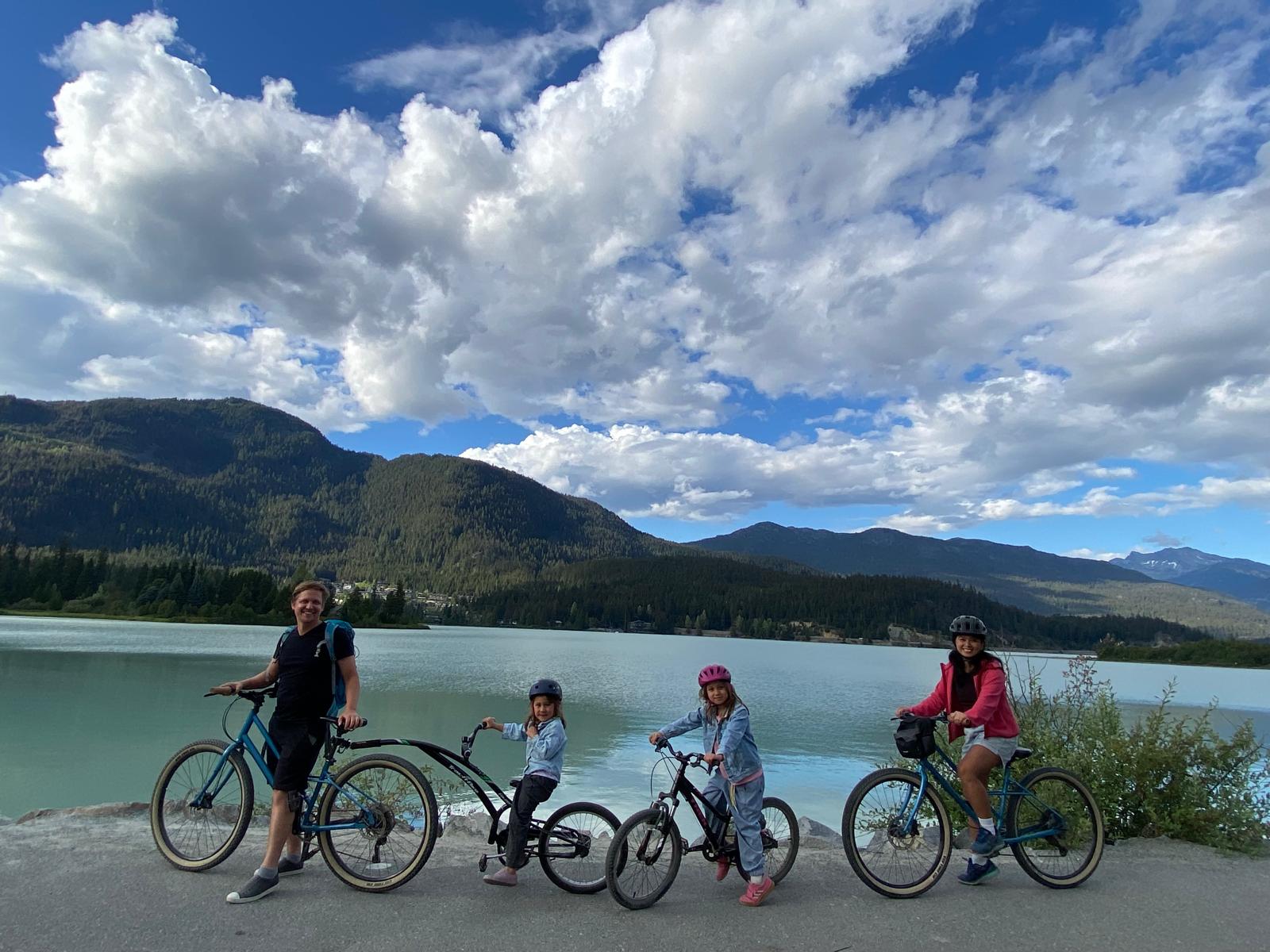 Unsere Familie gemeinsam mit Fahrrädern am See