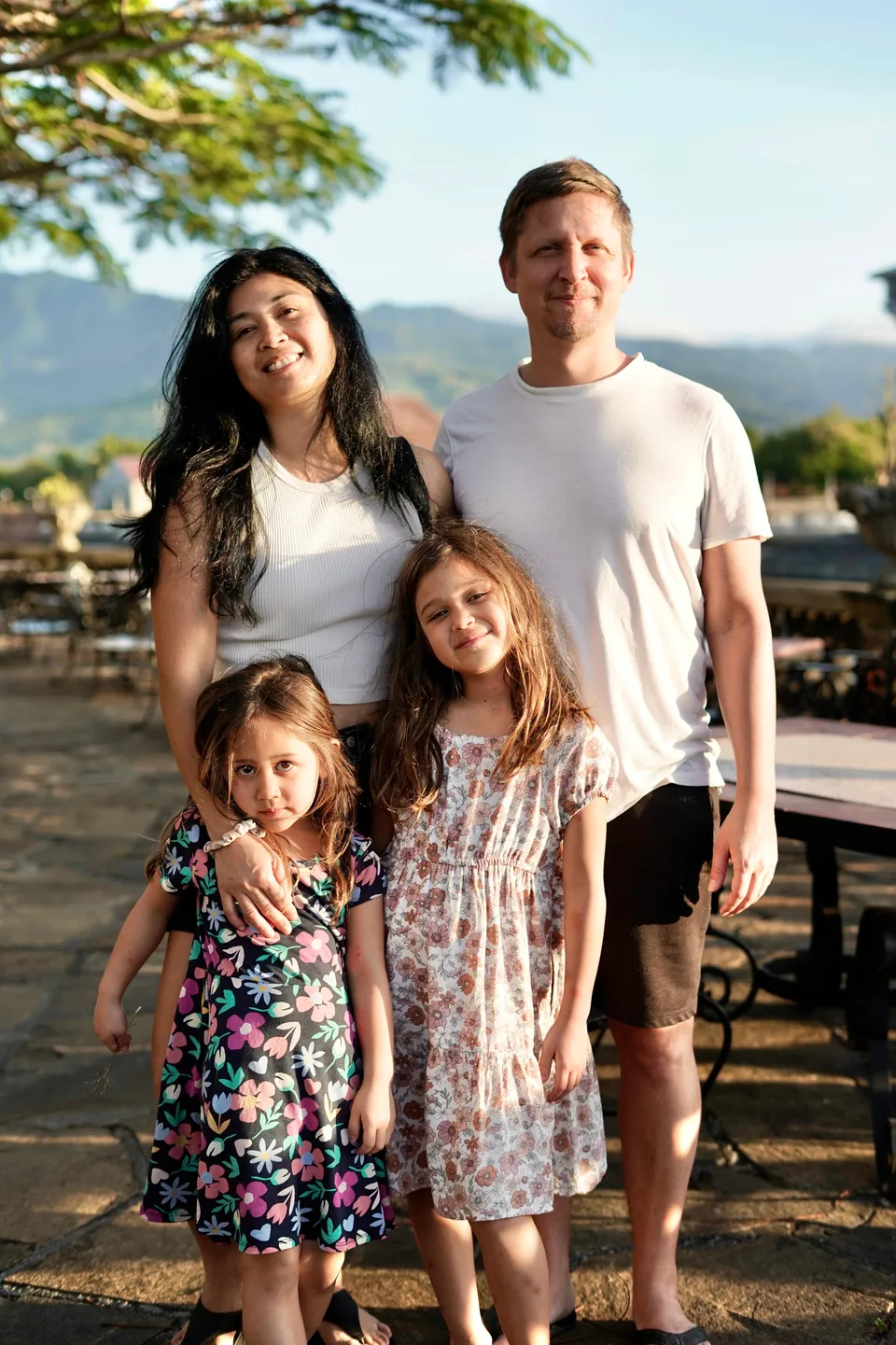 Martin und Jan mit ihren Töchtern Lili und Alina, gemeinsam draussen